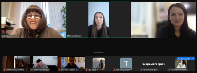 Директор Лідія Бачинська проводить дискусію з магістрантами щодо ефективності виховних заходів